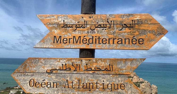 Wegwijzer die naar de Middellandse Zee en Atlantische Oceaan wijst.