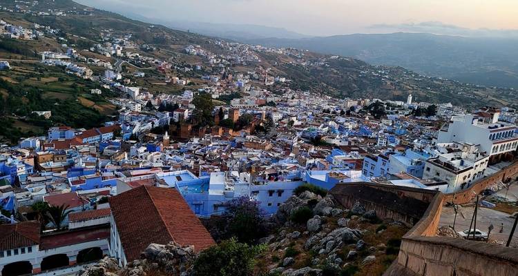 Chefchaouen's door blauw gedomineerde stadsbeeld.