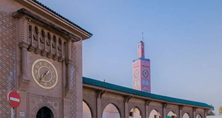 Klok met een oude stadstoren.