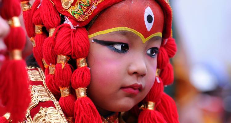 Kind in traditioneller lebendiger Festtagstracht