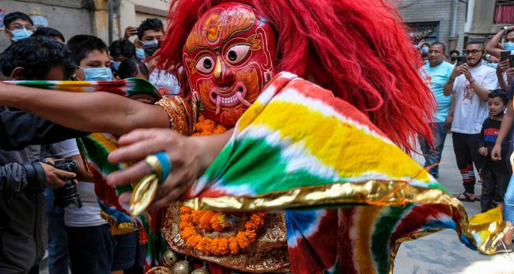 Person in bunter Tracht tanzend