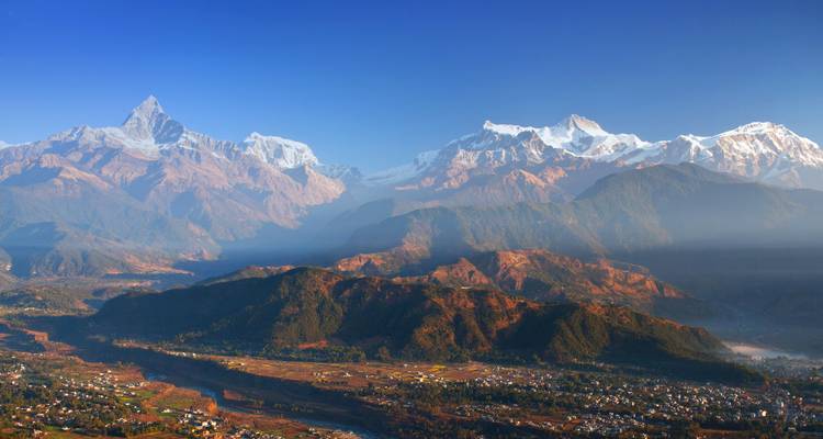Chaîne de montagnes de l'Himalaya avec un ciel bleu clair.
