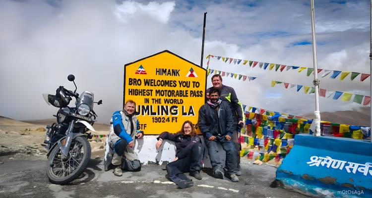 Groupe de personnes posant devant le panneau du col d'Umling La.