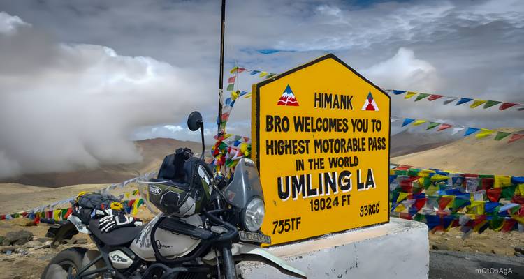 Moto à côté du panneau du col d'Umling La.