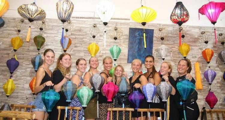 Grupo de personas elaborando linternas coloridas.