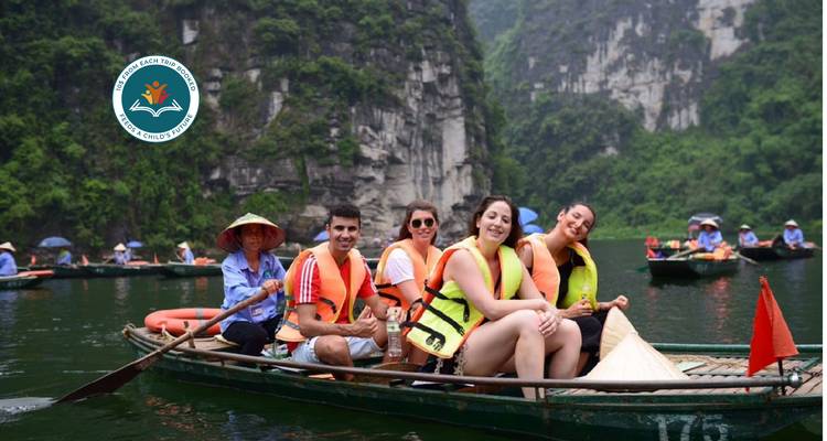 Personas en un paseo en barco en un entorno fluvial pintoresco.