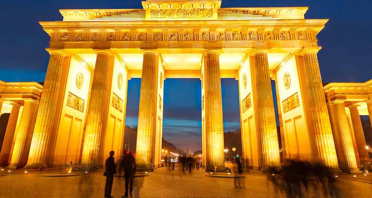 Puerta de Brandeburgo iluminada por la noche.