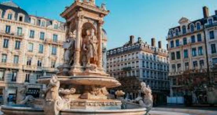 Fontaine dans une place baroque de la ville.
