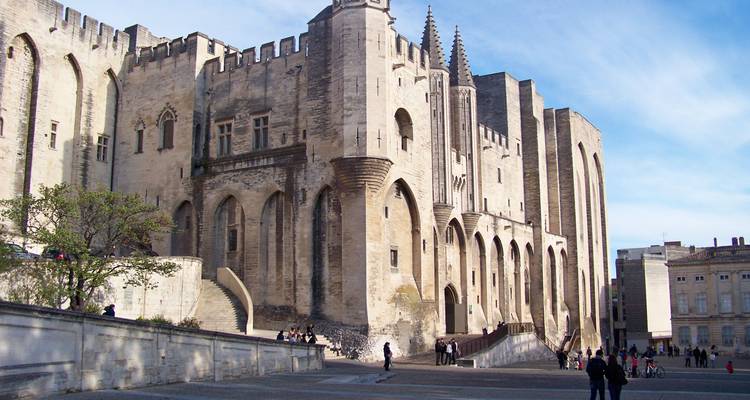Grande forteresse avec des gens en visite.