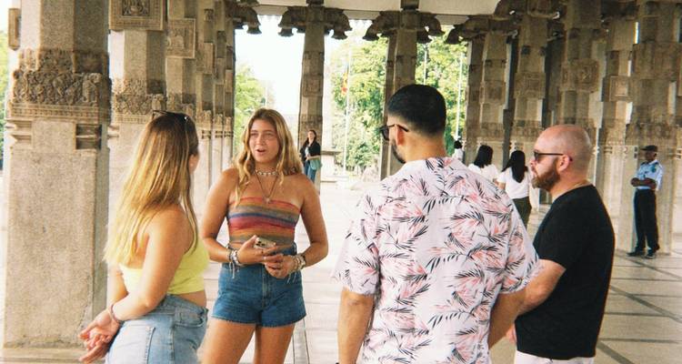 Des gens conversant sous un pavillon orné.