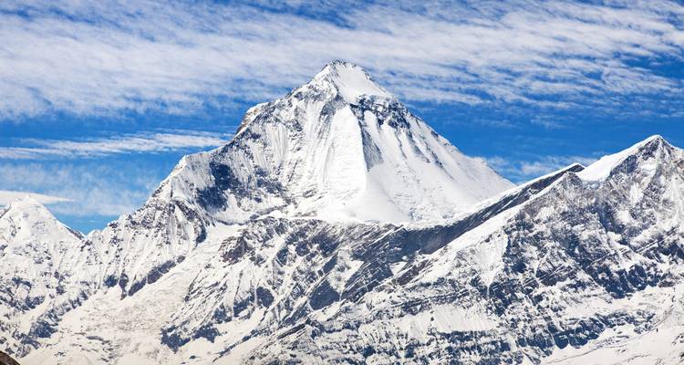 La impresionante cordillera del Dhaulagiri contra un cielo azul despejado.