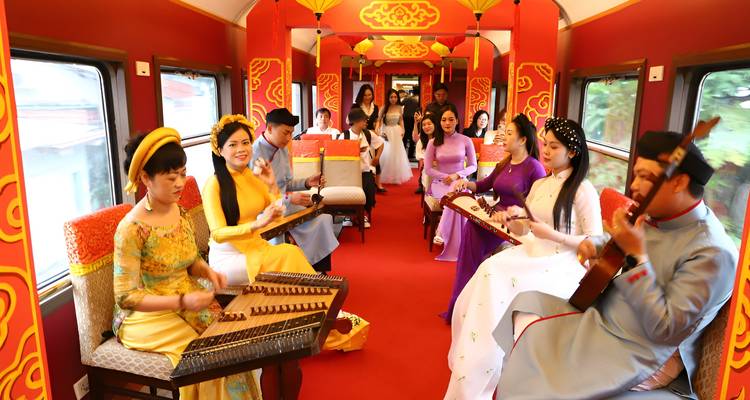 Banda tradicional vietnamita actuando dentro de un tren decorado.