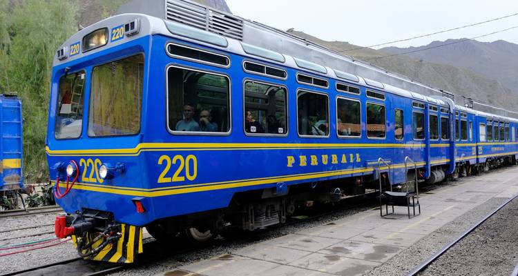 Train dans une gare au Pérou, rempli de monde.