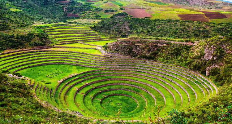 Site agricole en terrasses avec des terrasses circulaires concentriques, situé dans la Vallée Sacrée du Pérou.