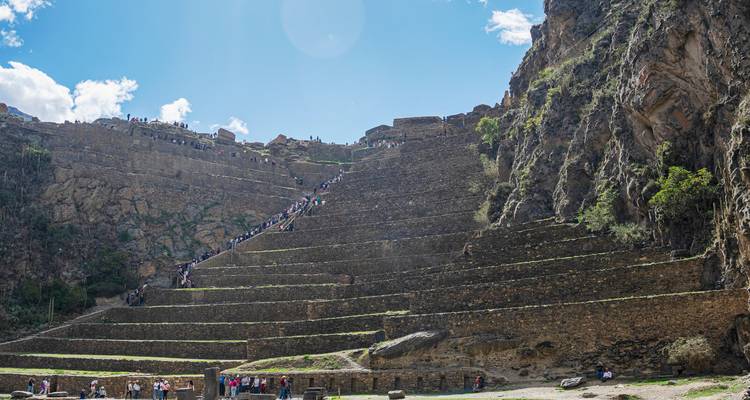 Ruines en terrasses et touristes à Ollantaytambo.