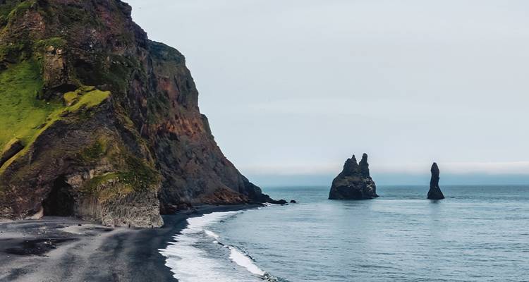 Paysage côtier rocheux avec de hautes cheminées de fée marines.