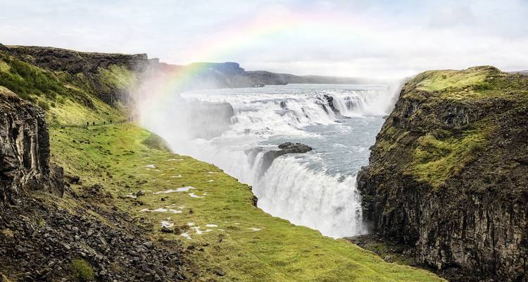 Arc-en-ciel au-dessus d'une cascade puissante.