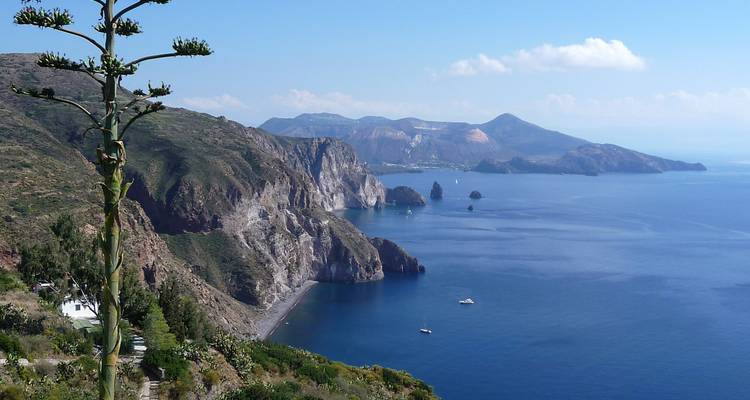 Vue côtière de falaises rocheuses et de la mer dans les îles Éoliennes, Italie.