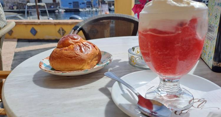 Table avec granita et brioche dans un cadre de café.