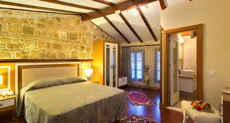 Een gezellige hotelkamer met stenen muren en moderne inrichting.