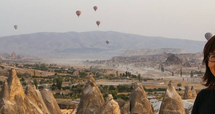 Heteluchtballonnen die boven de rotsformaties van Cappadocië vliegen.