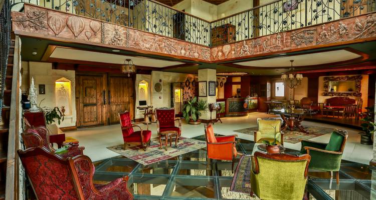 Levendige interieur van een lobby met kleurrijk meubilair en een ingewikkelde balustrade.