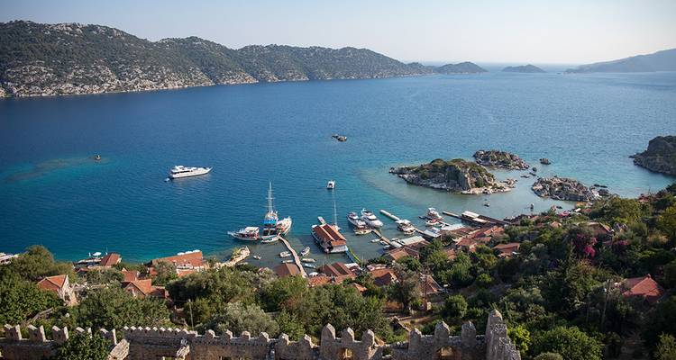 Luchtfoto van een pittoresk kustdorp met een haven.