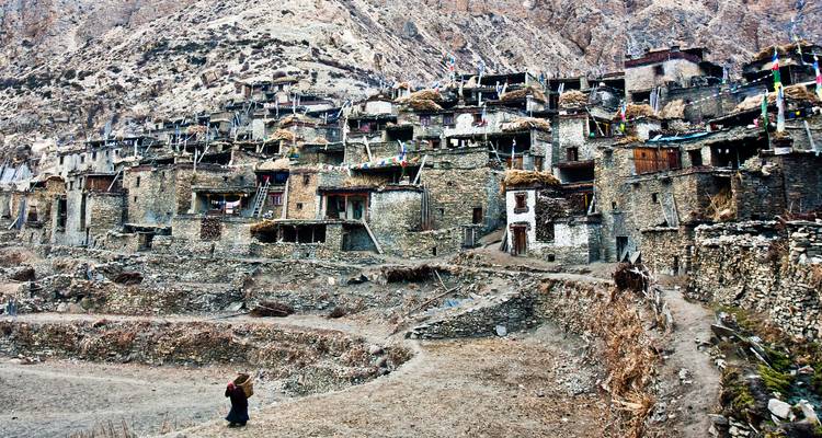 Un village fait de maisons en pierre construites dans une pente de montagne.