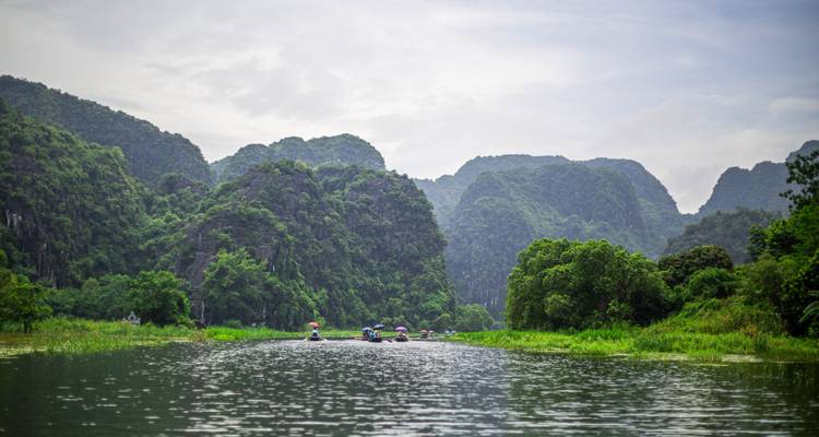Paysage fluvial pittoresque avec collines calcaires