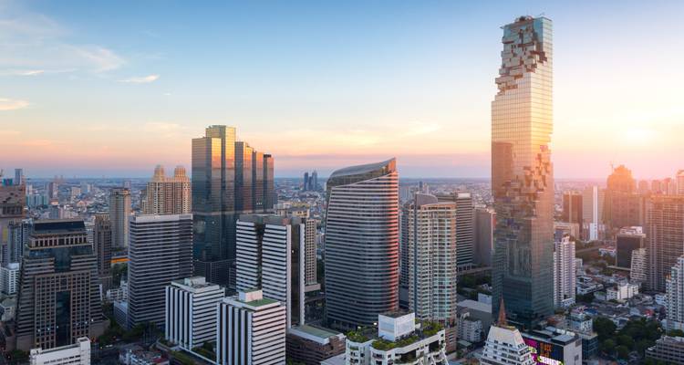 Gratte-ciel dans le paysage urbain de Bangkok au coucher du soleil.