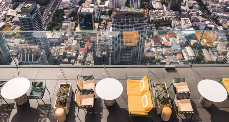 Espace de restauration sur le toit avec vue sur le paysage urbain de Bangkok.