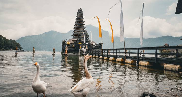 Temple balinais traditionnel au bord d'un lac.