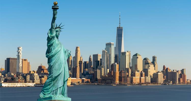 Statue de la Liberté avec l'horizon de New York en arrière-plan.