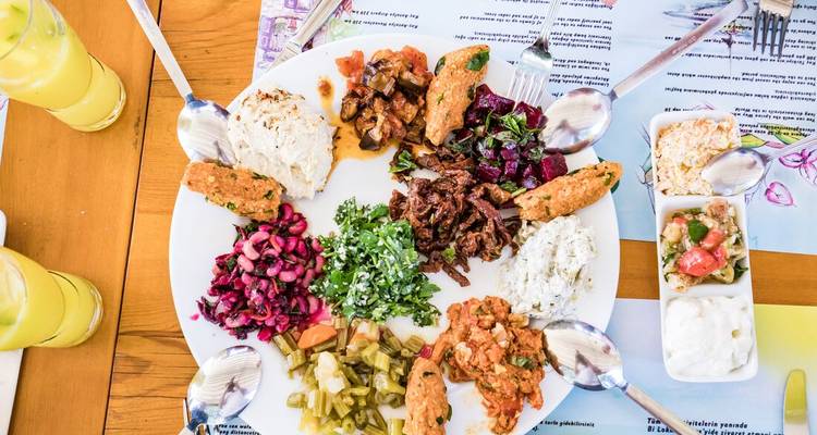 Plateau avec une variété de plats turcs traditionnels.