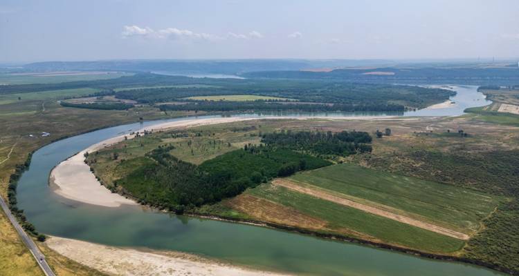 Vista aérea de un río serpenteante y campos cultivados en paisaje rural.