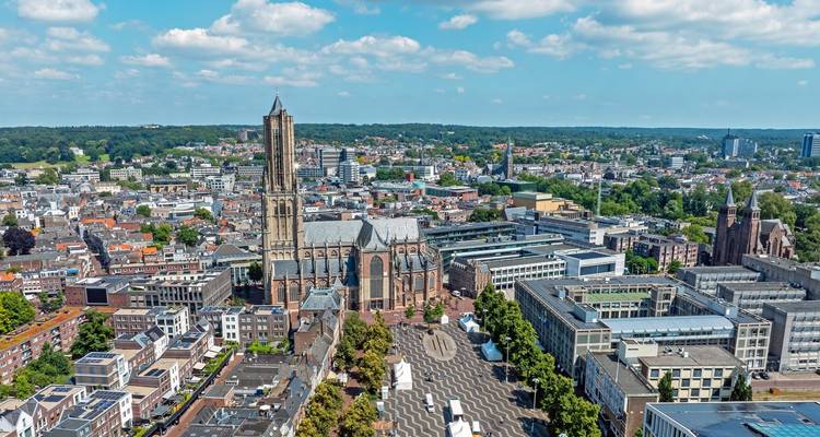Panorama aérien d'Arnhem avec le clocher de l'église Eusèbe s'élevant au-dessus des toits de la ville.