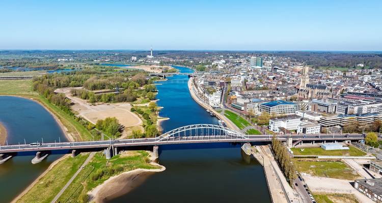 Vue aérienne de la rivière Nederrijn et du pont John Frost menant à Arnhem par une journée claire.