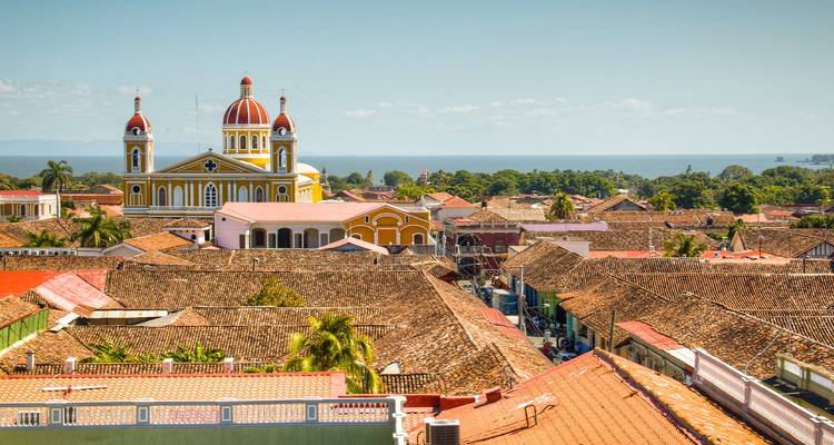 Koloniale Skyline von Granada mit gelben Domkuppeln der Kathedrale und gekachelten Dächern in der Nähe des Nicaraguasees.