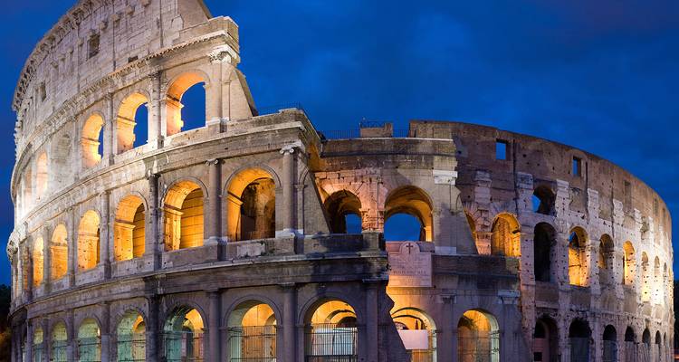 Le Colisée illuminé la nuit à Rome.