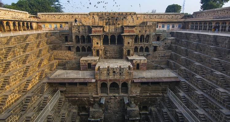 Les vastes marches symétriques et les pavillons ornés du puits en escalier de Chand Baori descendent de manière spectaculaire dans les profondeurs de la terre.