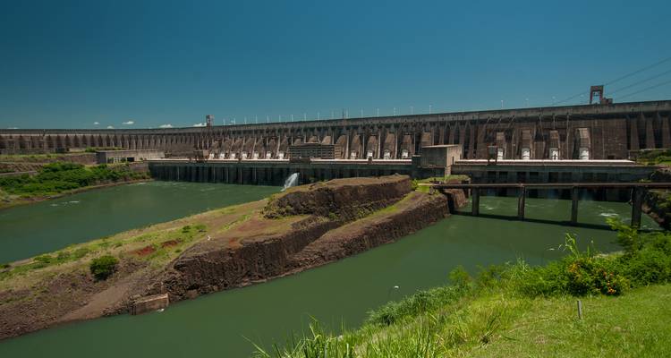 Massiver Wasserkraftdamm gegen einen blauen Himmel.