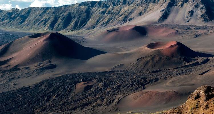 Des cônes de cendre volcanique surréalistes et des plaines de cendres sombres à l'intérieur du cratère Haleakalā à Maui.
