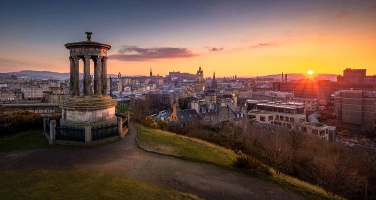 Vue d'Édimbourg depuis Calton Hill au coucher du soleil.