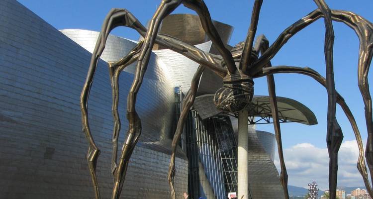 Le musée Guggenheim de Bilbao avec une grande sculpture d'araignée à l'extérieur.