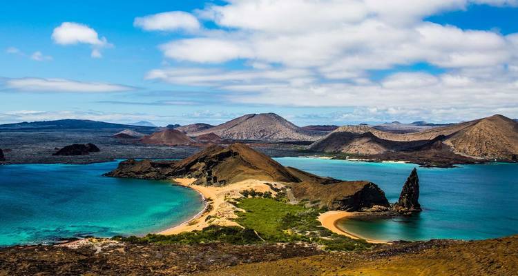 Vues de l'île Bartolomé avec paysage volcanique entouré par la mer.