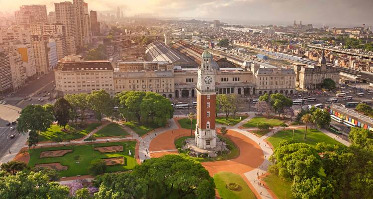 Eine Luftaufnahme eines Stadtparks mit einem markanten Uhrenturm.