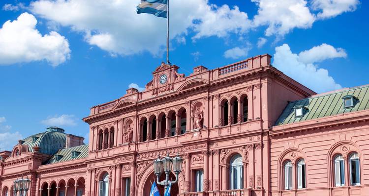 Das Casa Rosada mit der argentinischen Flagge in Buenos Aires.