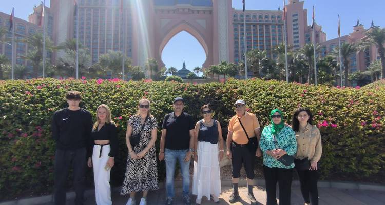 Touristes posant devant l'hôtel Atlantis.