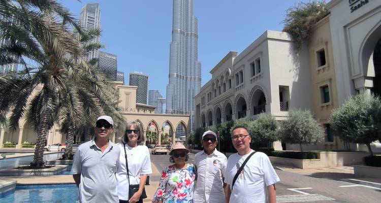 Touristes posant avec le Burj Khalifa en arrière-plan.