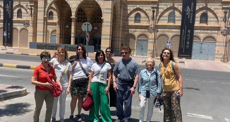 Groupe debout devant un bâtiment Etihad.